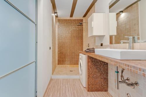 a bathroom with a sink and a shower at Honey Loft [Milano-Como-Svizzera] in Seregno