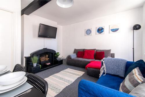 a living room with a couch and a fire place at 2Bed Contractor Flat - East Midlands Airport - Castle Donington central in Castle Donington