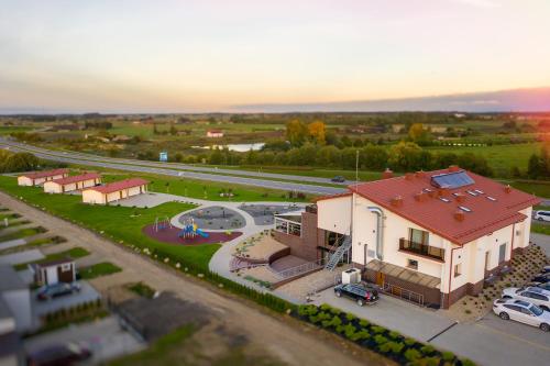 une vue aérienne sur un bâtiment avec un parking dans l'établissement Motel Panorama, à Šiauliai