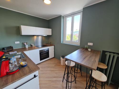 Een keuken of kitchenette bij Le ScottmanHouse - Appartement privé - Centre ville - Gare - Wi-Fi