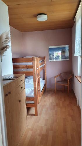 レリクにあるFerienhaus mit DDR-Charme an der Ostsee und Salzhaffのベッドルーム1室(二段ベッド2組、デスク付)