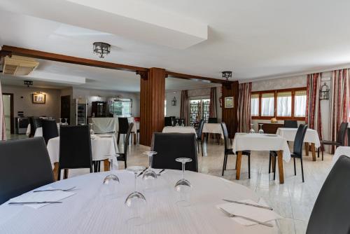a dining room with white tables and chairs at Hotel Restaurante Felipe II in Ayna
