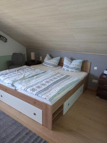 ein Schlafzimmer mit einem großen Bett mit weißer Bettwäsche und Kissen in der Unterkunft Ferienwohnung Sonnenschein in Neuwied