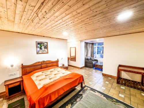 Postel nebo postele na pokoji v ubytování Banjara Orchard Retreat Thanedar