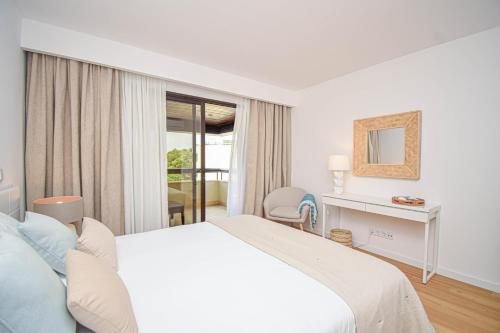 Stylish One Bedroom Apartment with Swimming Pool