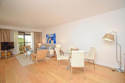 Stylish One Bedroom Apartment with Swimming Pool