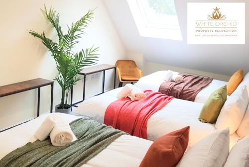 Un pat sau paturi într-o cameră la Exclusive Accommodation Free Parking AL10 Hatfield Galleria University free Wi-Fi by White Orchid Property Relocation