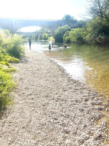 Un groupe de gens jouant dans la rivière dans l'établissement Le Saint Flo', à Saint-Florentin