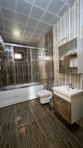 a bathroom with a tub and a toilet and a sink at seyir yeri otel cafe&restorant in Trabzon