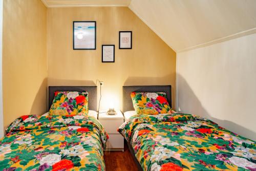 Llit o llits en una habitació de Feiliche Haven Ameland