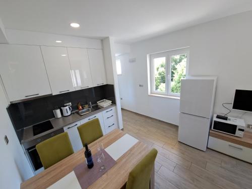 Dapur atau dapur kecil di Apartments Šišević - Comfort Apartments with Balconies and Sea View