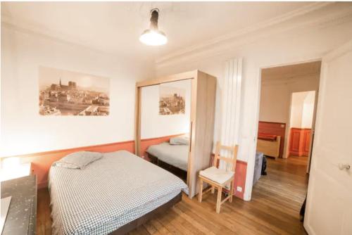Ένα ή περισσότερα κρεβάτια σε δωμάτιο στο Nid d'aigle Etoile Paris