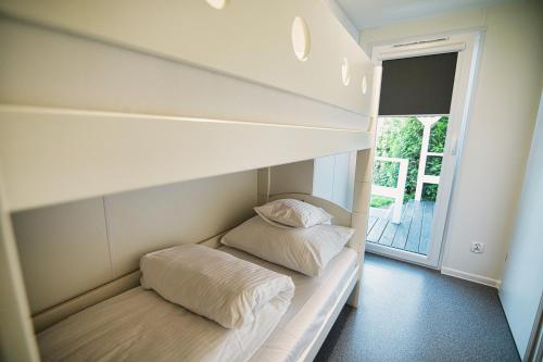 2 camas en una habitación con ventana en Skandynawia Przystań en Zator