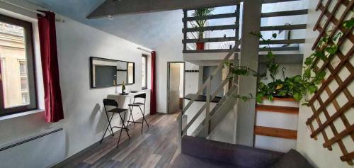 Cette chambre dispose d'un escalier, d'un lavabo et d'un miroir. dans l'établissement Suite Vintage Centre historique, à Rouen