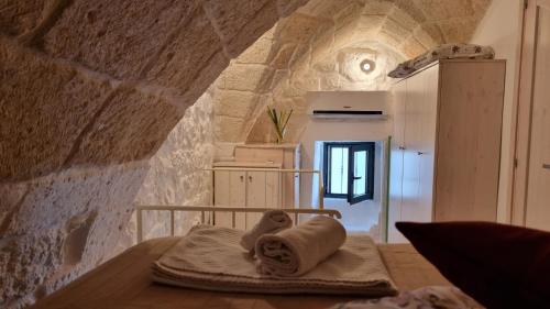 a room with a table with towels on it at 30 Metri Quadri in Ostuni