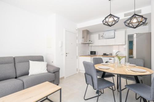 Ático 2 dormitorios junto a la playa by Renthas