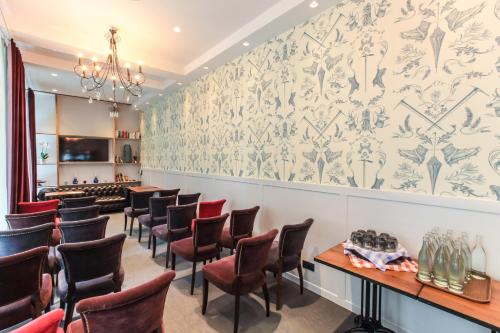 a waiting room with chairs and wallpaper at Pointe Isabelle in Chamonix-Mont-Blanc