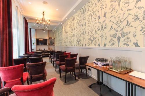 a restaurant with red chairs and a bar at Pointe Isabelle in Chamonix-Mont-Blanc