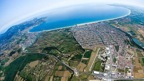 an aerial view of a city next to the ocean at Costa Brava acollidor apartament amb gran terrassa per a 3 persones in Castelló d'Empúries
