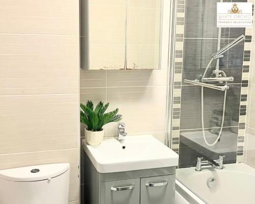 Et badeværelse på 2 Bed Apartment in Stevenage SG1 Hertfordshire By White Orchid Property Relocation Leisure & Business