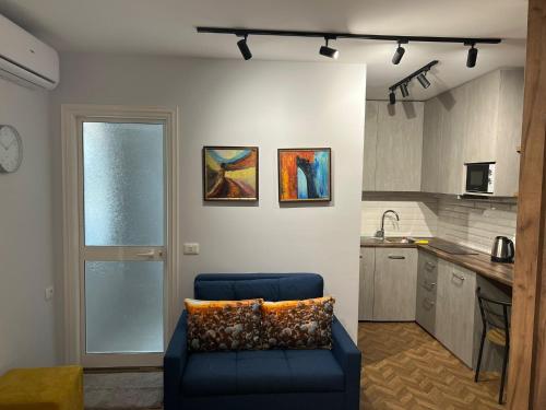 Η κουζίνα ή μικρή κουζίνα στο Florent's Superb Studio, free parking & garden!!