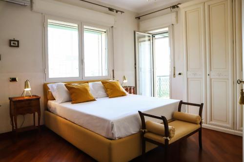 Un pat sau paturi într-o cameră la Appartamento con terrazzo a Capodimonte by Wonderful Italy