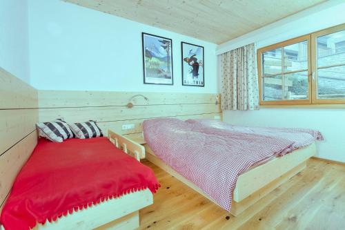 Un pat sau paturi într-o cameră la Grünerstein Chalet Jungbrunnen