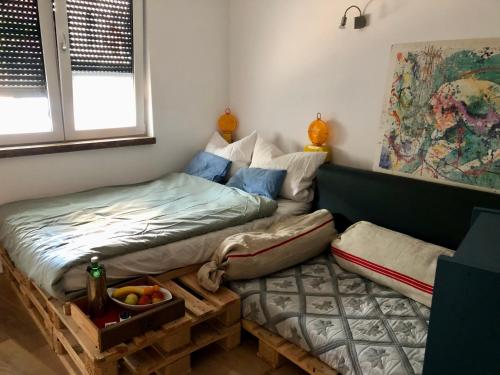 sypialnia z dwoma łóżkami siedzącymi obok siebie w obiekcie Deichkind Superhost im Viertel w Bremie