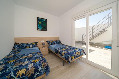 AvilesesにあるVilla Misaのベッドルーム1室(ベッド2台付)、階段