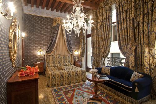 ein Wohnzimmer mit einem Bett und einem Kronleuchter in der Unterkunft Hotel Al Ponte Dei Sospiri in Venedig