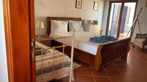 Kama o mga kama sa kuwarto sa Monte da Bela Vista - Luxury Villa 10 mins from best beaches in Portugal