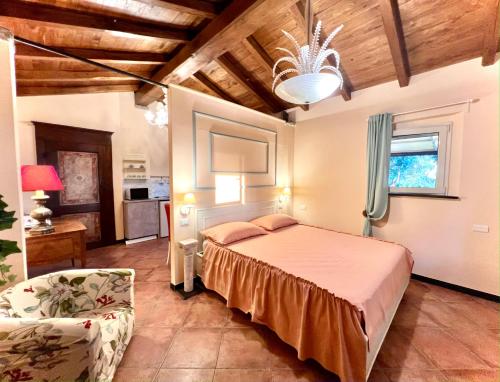 ein Schlafzimmer mit einem Bett und einem Stuhl in einem Zimmer in der Unterkunft Incanto in Vernazza
