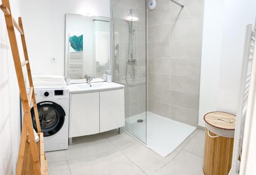 a bathroom with a washing machine and a shower at T2 NEUF TERRASSE PRES des PLAGES in Saint-Cyr-sur-Mer
