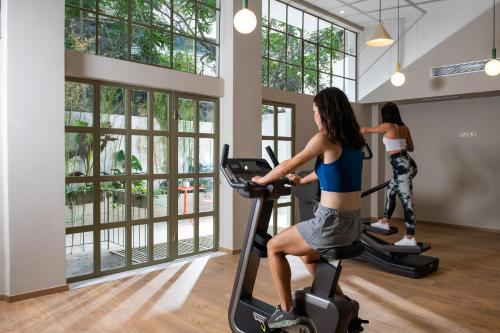 Alkima Athens Wellness Stayにあるフィットネスセンターまたはフィットネス設備