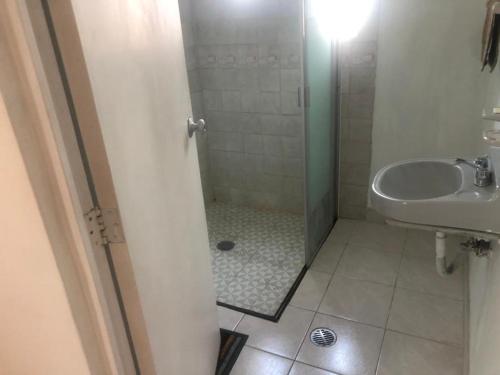 uma casa de banho com um chuveiro e um lavatório. em Espacios de Pando em Puebla
