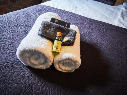 a stuffed animal with a bottle on a bed at Mooiste plek heuvelland in Zuid-Limburg-De Wijngaard in Vijlen