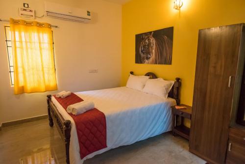 a bedroom with a large bed and a window at Cheerful 2-bedroom near Auro Beach in Kālapettai