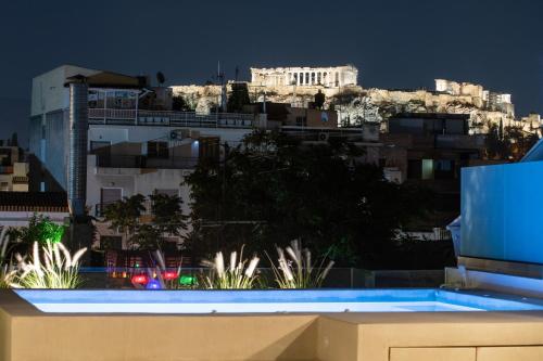 widok z dachu budynku w nocy w obiekcie Alkima Athens Hotel w Atenach