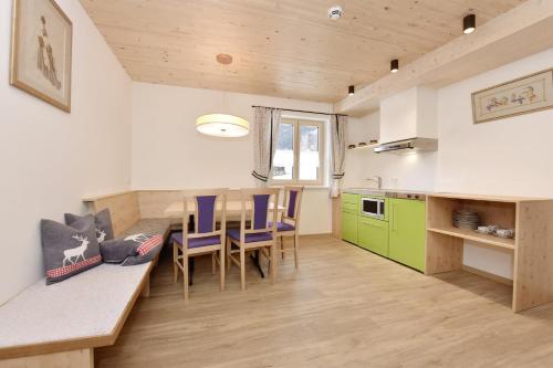 Kuchyň nebo kuchyňský kout v ubytování Appartements Vallüla Montafon