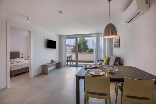 A bed or beds in a room at Apartments Curti - Waldgrün