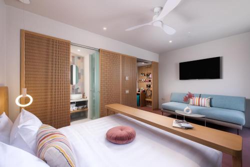 Alkima Athens Wellness Stayにあるテレビまたはエンターテインメントセンター