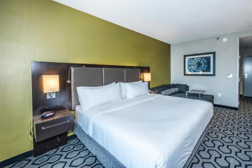 a large bed in a hotel room with a large bed at Holiday Inn Express & Suites Charleston Arpt-Conv Ctr Area by IHG in Charleston
