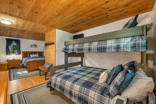 Katil dua tingkat atau katil-katil dua tingkat dalam bilik di Gunstock & Lakes Region Year Round Chalet
