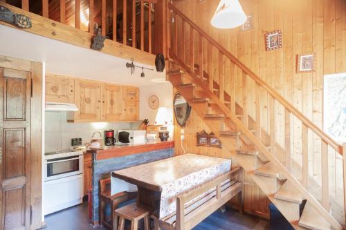 une cuisine avec des placards en bois et un escalier en bois dans l'établissement Tournette Montagnes et Lacs, à Saint-Jean-de-Sixt