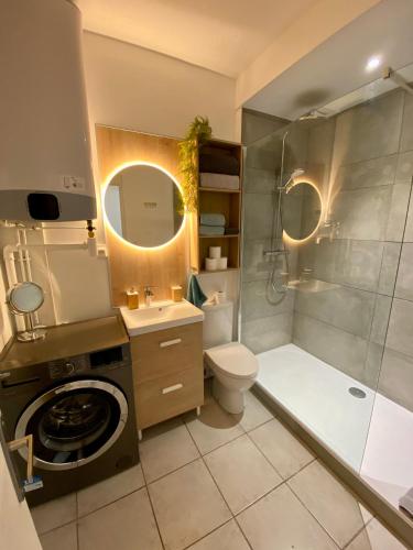 une salle de bain avec une douche, des toilettes et un lavabo dans l'établissement Superbe appartement 2 pièces, plein centre ville., à Montlhéry