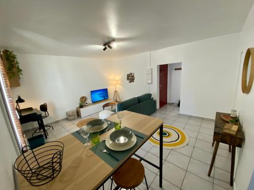 a kitchen and living room with a table and chairs at Superbe appartement 2 pièces, plein centre ville. in Montlhéry