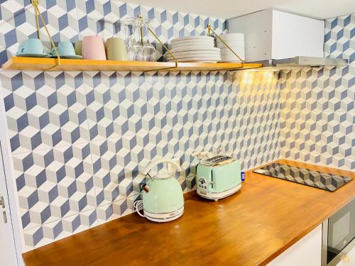 a kitchen with a counter with a toaster and plates at Duplex-Ceiling height 1,9m-Free private parking-Self check in !! Duplex climatisé-Hauteur sous plafond 1,9m-Parking privé gratuit-Arrivée autonome !! in Avignon