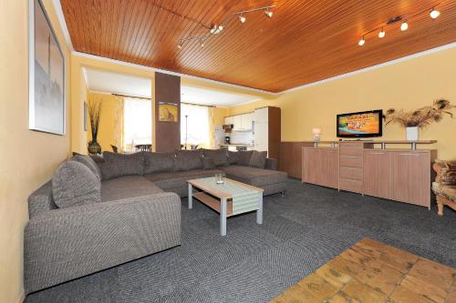 a living room with a couch and a table at Friesenmeer Ferienwohnung Eins in Bensersiel