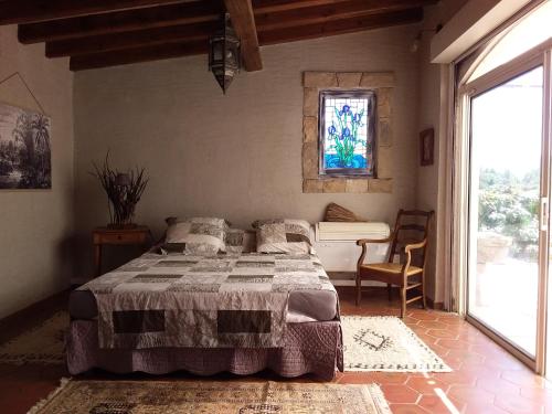 Un dormitorio con una cama grande y una ventana en Clos St Jean Baptiste, en Tourves