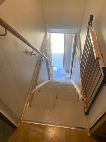 - un escalier dans une maison avec une fenêtre dans l'établissement Domaine de La Clef des Champs, à Limeray